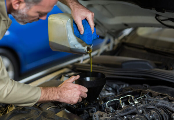 ¿Cada Cuánto Cambiar el Aceite del Motor de tu Vehículo y Cómo Saber Cuándo Hacerlo?