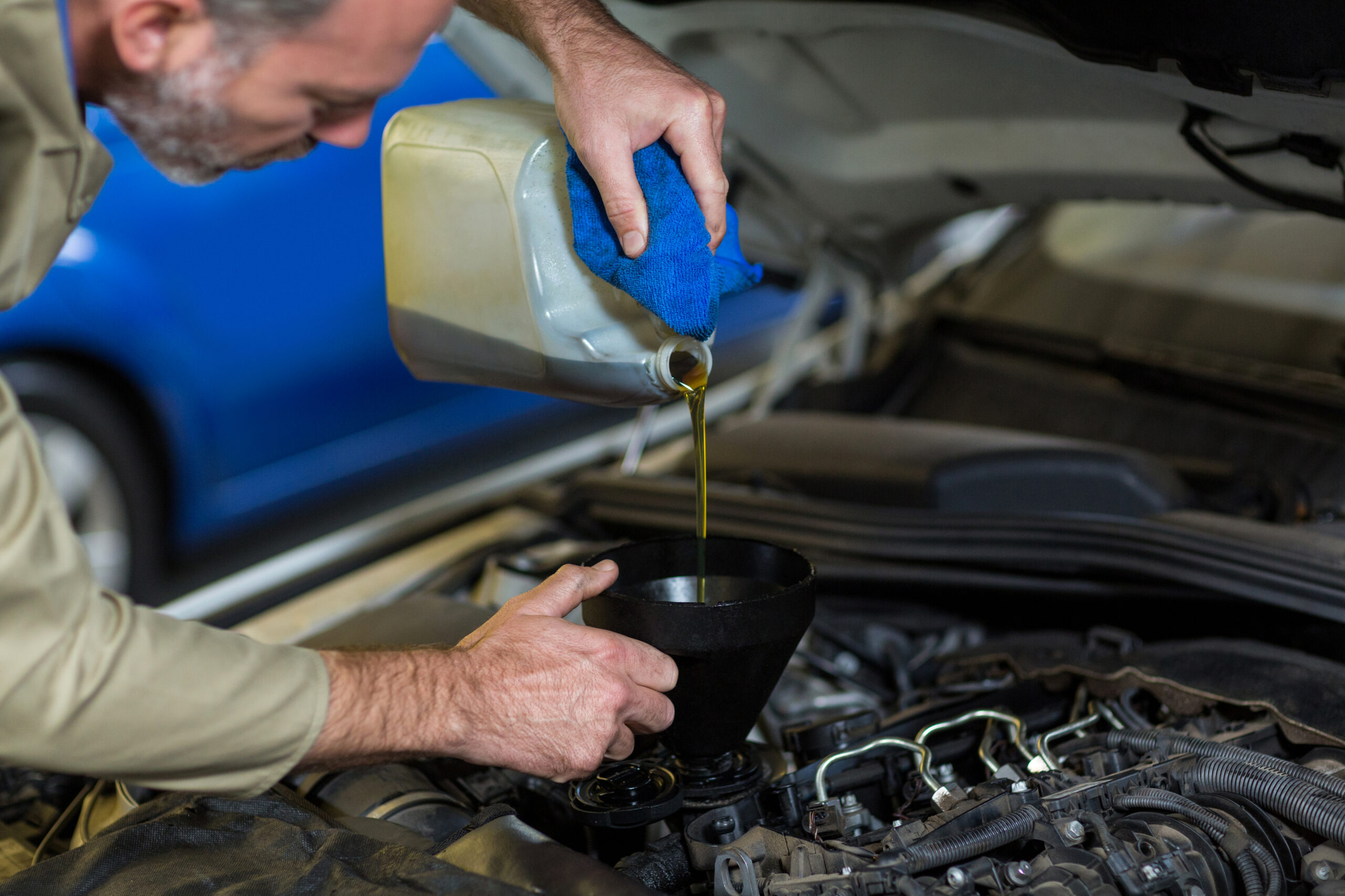 ¿Cada Cuánto Cambiar el Aceite del Motor de tu Vehículo y Cómo Saber Cuándo Hacerlo?